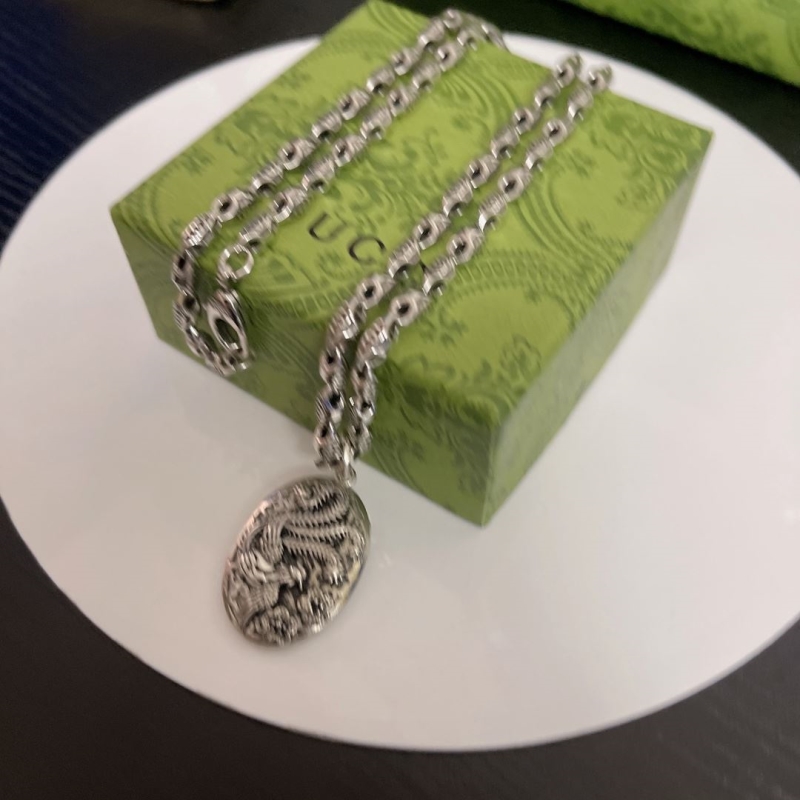 G*u*i necklaces
